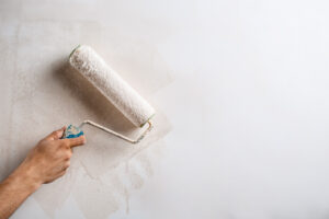 Artisan plaquiste préparant un mur avant enduit