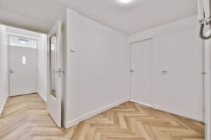 Chantier de peinture en cours dans un appartement